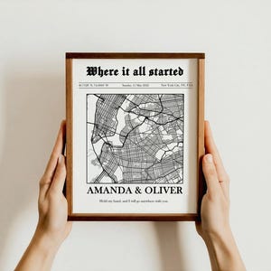 Art de carte personnalisé sur le thème du journal de mariage pour un anniversaire de mariage.  Carte du lieu où nous nous sommes rencontrés, où tout a commencé, cadeau de fiançailles pour couple,