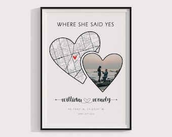 Op de afbeelding: Een zwart-witte kaart van een stad in de vorm van twee harten. De harten overlappen elkaar en een foto van een stel bevindt zich in het midden van de harten. De tekst "Where she said yes" staat bovenaan de afbeelding. De tekst "William & Wendy" staat onder de harten. De tekst "40.7440° N, 74.0324° W" staat onder de namen. De tekst "April 29th, 2023" staat onder de coördinaten.
