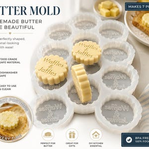 Può includere: Uno stampo per burro in silicone traslucido con molteplici cavità circolari, ognuna caratterizzata dal testo in rilievo Waffles & Jaffles. Lo stampo è mostrato con pezzi di burro modellati, incluso uno in posizione verticale, e sovrapposizioni di testo che descrivono le caratteristiche.