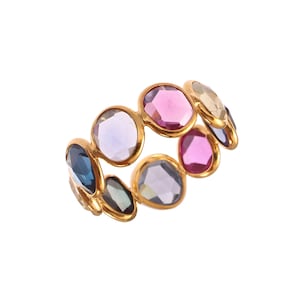 Könnte beinhalten: Ein goldener Ring mit einer Reihe farbenfroher, oval geformter Edelsteine. Die Edelsteine sind in den Farbtönen Rosa, Blau, Lila und Grün gehalten. Der Ring hat ein poliertes Goldband und ein modernes Design.