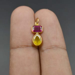 Handgjord berlock i 18k guld: Hänge med naturlig rubin och gul safir