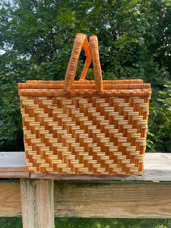 Vintage wicker picnic basket with dining essentia… - image 1