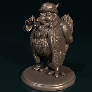 Può includere: Una statuetta in bronzo di un uccello che indossa un cappello e un cappotto. L'uccello tiene un piccolo oggetto nel becco.