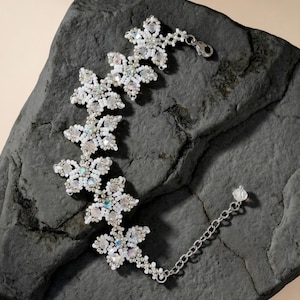 Vlinderarmband met witte kraal: glinsterende roestvrijstalen sluiting