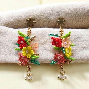 Handgemaakte bloemoorbellen met kralen, kleurrijke statement hanger, boho bloemensieraden, kralenoorbellen, cadeau voor haar, accessoire lente/zomer