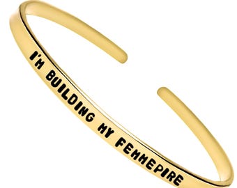 Pulsera fina ideal para combinar con el grabado "Estoy construyendo mi femmepire": joyería inspiradora y empoderadora para mujeres.