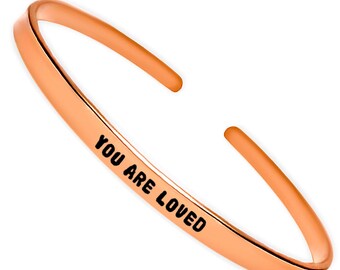You Are Loved Manschettenarmband – Dünnes Stapelarmband mit eingravierter Nachricht – Inspirierender Schmuck Geschenk – Minimalistisches Geschenk für Sie