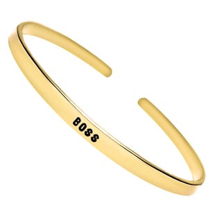 Gold-Manschettenarmband für Frauen, 'Boss' graviert, dünner Stapelarmreif, minimalistischer Schmuck, Inspirationsgeschenk, zierliches verstellbares Armband