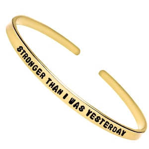 Pulseira Stronger Than I Was Yesterday - Punho de Empoderamento - Joia Motivacional - Presente Inspirador Carimbado à Mão para Mulheres