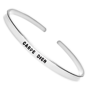 Pulseira de punho gravada Carpe Diem, pulseira fina de empilhamento, joia motivacional, presente inspirador, mantra positivo, acessório de empoderamento
