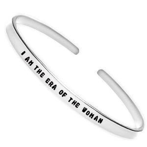 Pulseira de punho gravada I am the Era of the Woman, perfeita para empilhar joias feministas, pulseira de ouro minimalista para mulheres