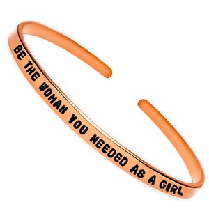 Pulseira de punho Seja a mulher que você precisava - Presente de joia empilhável inspiradora, fortalecedora e minimalista para mulheres, pulseira de afirmação feminista