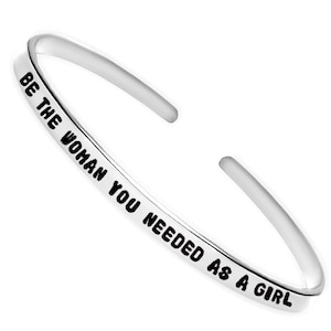 Pulseira de punho fino inspiradora – 'Seja a mulher que você precisava quando menina' – Pulseira de empilhamento, joia feminista, presente motivacional para ela