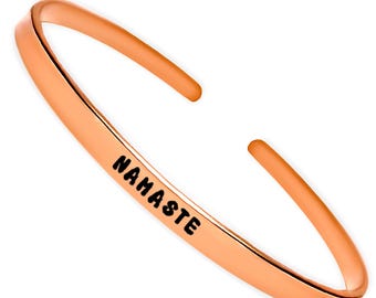 Pulsera fina Namaste, joyería de yoga grabada, brazalete apilable inspirador, regalo pacífico, pulsera de meditación, regalo para amantes del yoga, joyería espiritual
