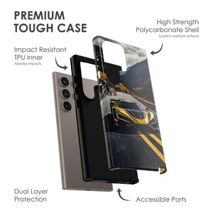 Puede incluir: Una funda para tel&eacute;fono negra y gris con una imagen impresa de un coche deportivo amarillo conduciendo por un camino sinuoso. La funda est&aacute; hecha de una carcasa de policarbonato duradera con una capa interior de TPU para resistir los impactos. La funda tiene puertos accesibles para cargar y auriculares.