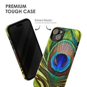 K&ouml;nnte beinhalten: Eine Handyh&uuml;lle mit einem Pfauenfeder-Design. Die H&uuml;lle hat erh&ouml;hte R&auml;nder zum Schutz von Bildschirm und Kamera.  "Premium Tough Case" ist oben im Bild gedruckt.