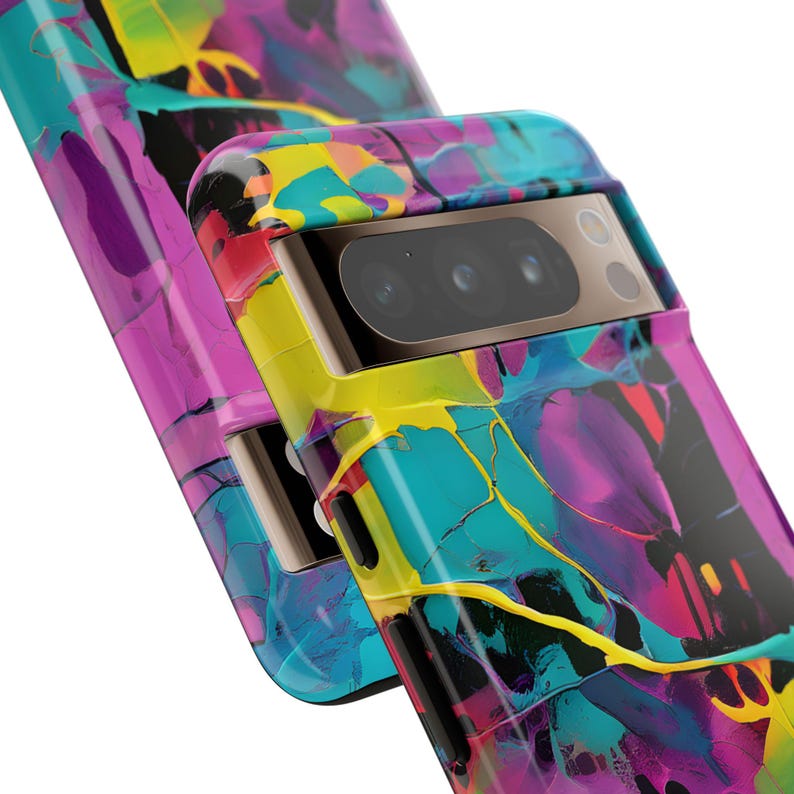 Op de afbeelding: Een kleurrijke telefoonhoes met een levendig abstract verfdesign. De hoes heeft een zwarte camerabult met drie lenzen.