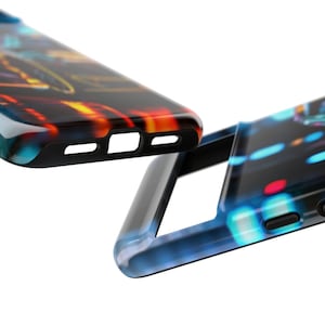 Puede incluir: Dos fundas para tel&eacute;fono con dise&ntilde;os abstractos diferentes. La funda superior tiene un dise&ntilde;o rojo, naranja y azul. La funda inferior tiene un dise&ntilde;o azul y negro.