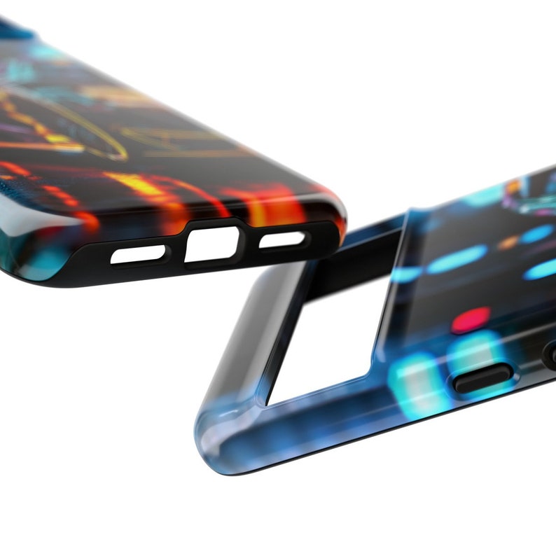 Puede incluir: Dos fundas para tel&eacute;fono con dise&ntilde;os abstractos diferentes. La funda superior tiene un dise&ntilde;o rojo, naranja y azul. La funda inferior tiene un dise&ntilde;o azul y negro.