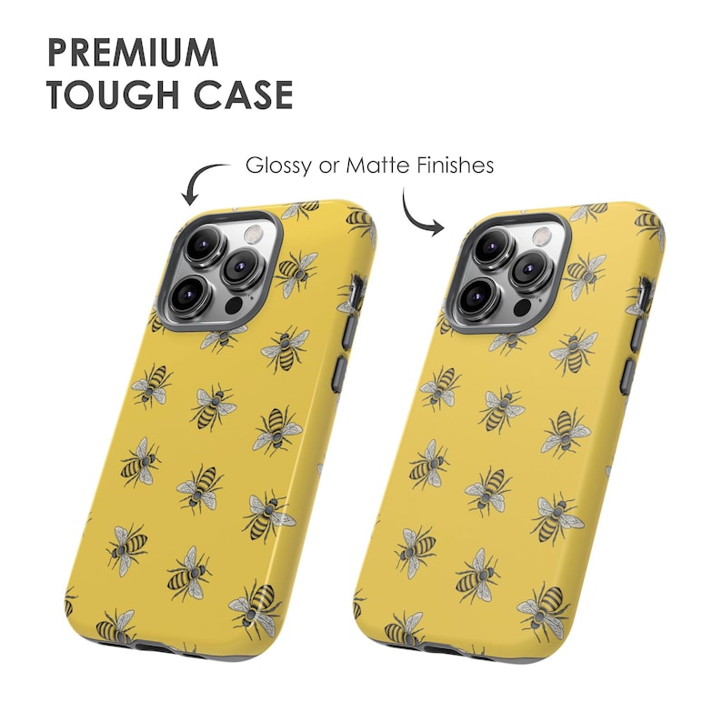 Op de afbeelding: Twee gele telefoonhoesjes met een bijenpatroon. De hoesjes zijn voorzien van het label "Premium Tough Case" en zijn verkrijgbaar in glanzende of matte afwerkingen. Het bijenontwerp is zwart en wit.