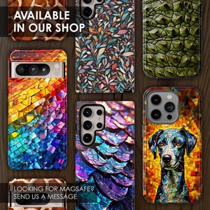 K&ouml;nnte beinhalten: Eine Sammlung von Handyh&uuml;llen mit verschiedenen Designs, darunter ein Mosaik-Hundeportr&auml;t, farbenfrohe geometrische Muster sowie florale und Reptilienhaut-Texturen. Die H&uuml;llen werden auf einer Holzoberfl&auml;che pr&auml;sentiert. Auf den H&uuml;llen steht "AVAILABLE IN OUR SHOP" und "LOOKING FOR MAGSAFE? SEND US A MESSAGE".