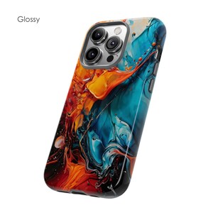 Puede incluir: Funda de tel&eacute;fono brillante con un dise&ntilde;o abstracto colorido con remolinos de pintura azul, naranja y amarilla.