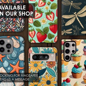 K&ouml;nnte beinhalten: Eine Auswahl an Handyh&uuml;llen mit verschiedenen Designs, darunter Erdbeeren, Libellen, Muscheln, Blumenmuster und Cupcakes. Die H&uuml;llen zeigen den Text "AVAILABLE IN OUR SHOP" und "LOOKING FOR MAGSAFE? SEND US A MESSAGE".