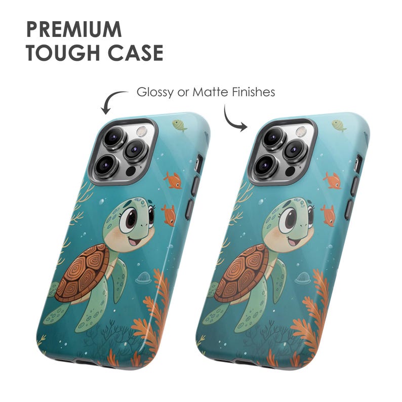 Może przedstawiać: Dwa etui na telefon z motywem ż&oacute;łwia morskiego. Etui są jasnoniebieskie z kresk&oacute;wkowym ż&oacute;łwiem, pomarańczowymi rybami i roślinami wodnymi. U g&oacute;ry znajduje się napis "PREMIUM TOUGH CASE". Etui są pokazane z błyszczącym lub matowym wykończeniem.