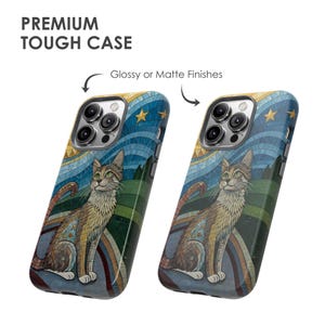 K&ouml;nnte beinhalten: Zwei Handyh&uuml;llen mit Katzendesign. Die H&uuml;llen zeigen eine Mosaik-Illustration einer Katze, die auf einem Regenbogen sitzt, mit blauem Himmel, Sternen und einer Sonne im Hintergrund. Der Text "PREMIUM TOUGH CASE" steht oben.