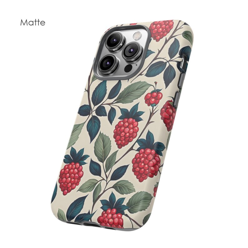 K&ouml;nnte beinhalten: Matte Handyh&uuml;lle mit einem botanischen Muster aus roten Himbeeren und gr&uuml;nen Bl&auml;ttern auf cremefarbenem Hintergrund. Die H&uuml;lle hat ein schlankes Design und ist f&uuml;r ein Smartphone geeignet.