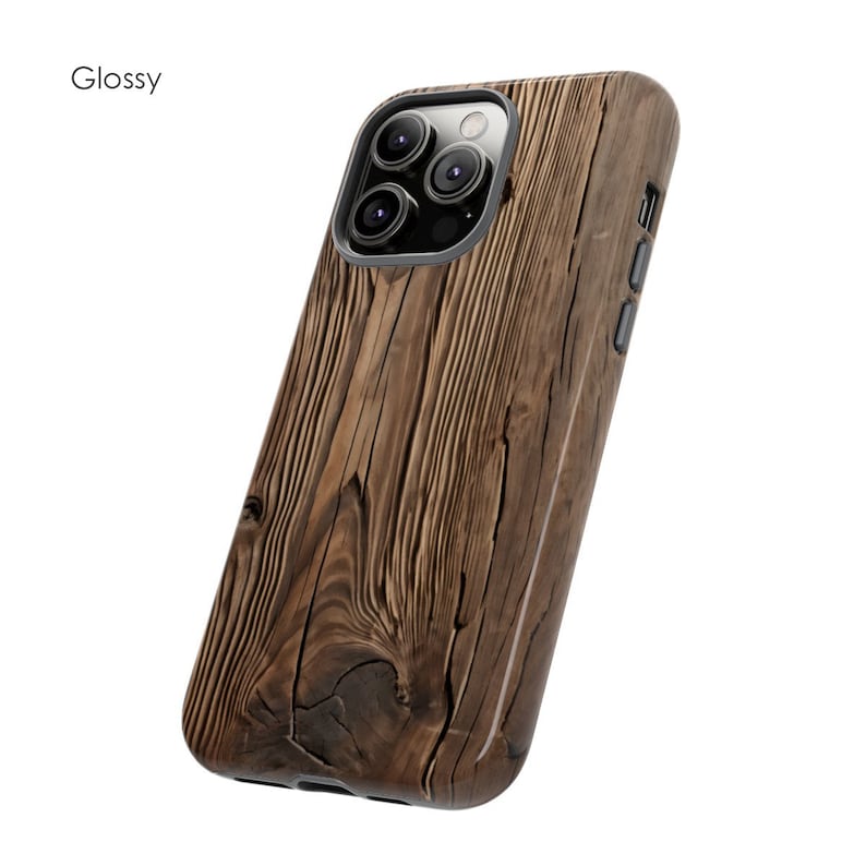Op de afbeelding: Een glanzende telefoonhoes van houtnerf voor een iPhone met een camerabult. De hoes is bruin met een donker houtnerfpatroon.