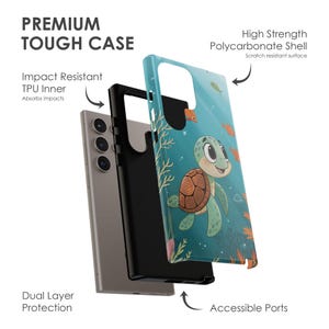 Może przedstawiać: Wysokiej jakości, wytrzymałe etui na telefon z motywem kresk&oacute;wkowego ż&oacute;łwia. Etui posiada dwuwarstwową konstrukcję z odpornym na uderzenia wnętrzem z TPU i wytrzymałą powłoką z poliwęglanu. Z dostępnymi portami i tekstem "PREMIUM TOUGH CASE".