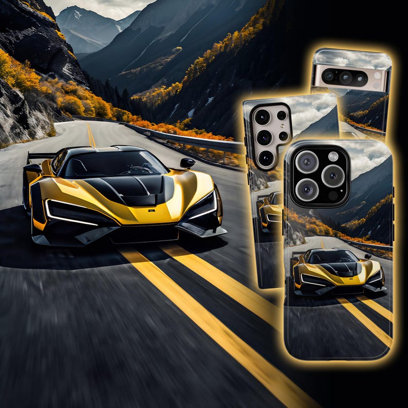 Puede incluir: Tres fundas para tel&eacute;fono con un coche deportivo amarillo en una carretera de monta&ntilde;a sinuosa. Las fundas son negras con la parte posterior transparente y un recorte para el objetivo de la c&aacute;mara.