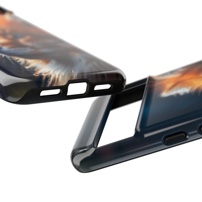 以下が含まれることがあります： カラフルな動物柄のデザインが施された黒い携帯電話ケース2つ。ケースは硬質プラスチック製で、光沢のある仕上げになっています。