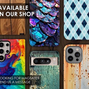 以下が含まれることがあります： さまざまなデザインの携帯電話ケースのコレクション。ケースには、カラフルな抽象的なデザイン、青と白の市松模様、さびた金属のデザイン、緑と青の抽象的なデザイン、紫と青の虹色のデザインが施されています。画像の上部には「AVAILABLE IN OUR SHOP」というテキストがあります。画像の下部には「LOOKING FOR MAGSAFE? SEND US A MESSAGE」というテキストがあります。