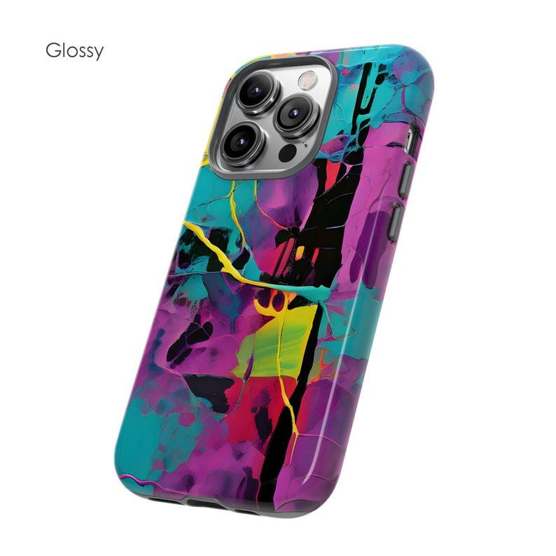 Op de afbeelding: Een kleurrijke telefoonhoes met een abstract ontwerp in paars, blauw, geel en rood. De hoes heeft een glanzende afwerking en een uitsparing voor de camera.