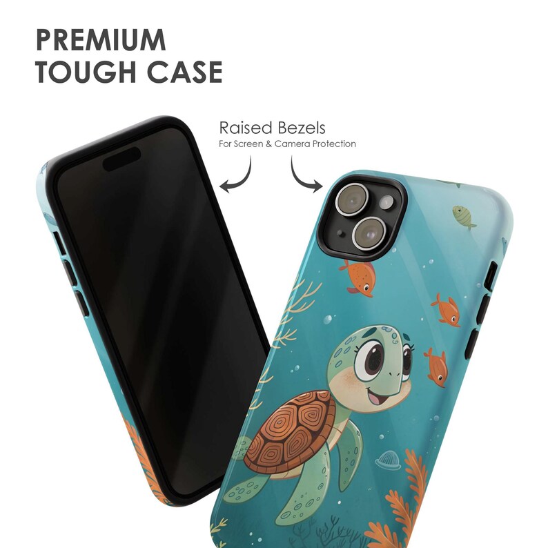 Może przedstawiać: Jasnoniebieskie etui na telefon z kresk&oacute;wkowym wzorem ż&oacute;łwia morskiego, ryb i koralowc&oacute;w. Tekst "PREMIUM TOUGH CASE" znajduje się na g&oacute;rze. Etui ma podwyższone ramki chroniące ekran i aparat.