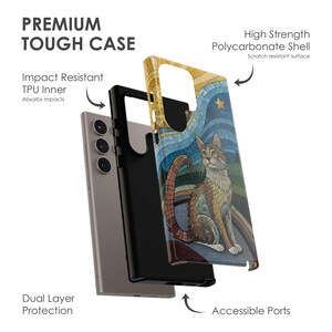 K&ouml;nnte beinhalten: Eine Handyh&uuml;lle mit einer Katzenillustration. Die H&uuml;lle hat eine hochfeste Polycarbonatschale und eine sto&szlig;feste TPU-Innenschicht. Das Design zeigt eine Katze im Mosaikstil mit blauen, gelben und braunen Farben. Die H&uuml;lle ist mit "PREMIUM TOUGH CASE" beschriftet.