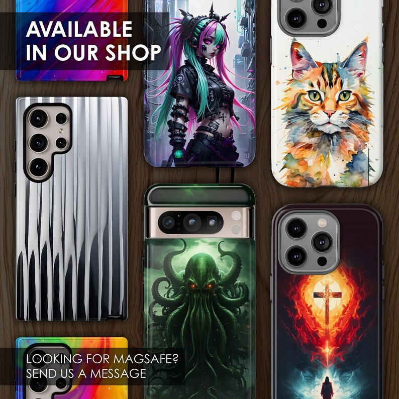 Puede incluir: Una colecci&oacute;n de fundas para tel&eacute;fono con varios dise&ntilde;os. Las fundas presentan un patr&oacute;n a rayas, un personaje de anime cyberpunk, un gato de acuarela, una criatura verde con tent&aacute;culos y una cruz de fuego con una figura de pie frente a ella. El texto "AVAILABLE IN OUR SHOP" est&aacute; en la parte superior de la imagen. El texto "LOOKING FOR MAGSAFE? SEND US A MESSAGE" est&aacute; en la parte inferior de la imagen.