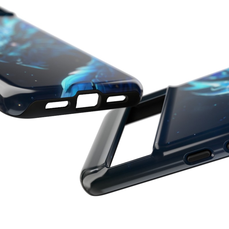 K&ouml;nnte beinhalten: Eine blaue und schwarze Handyh&uuml;lle mit einem galaktischen Design. Die H&uuml;lle hat einen erh&ouml;hten Rand um das Kameraobjektiv und einen Ausschnitt f&uuml;r den Ladeanschluss.