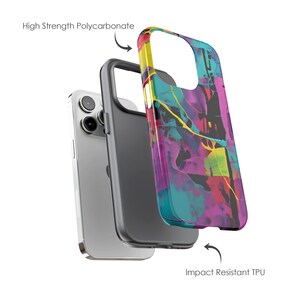 Op de afbeelding: Een telefoonhoesje met een kleurrijk abstract ontwerp. Het hoesje is gemaakt van twee lagen: een harde polycarbonaat buitenlaag en een zachte TPU binnenlaag. Het hoesje is ontworpen om je telefoon te beschermen tegen vallen en krassen.