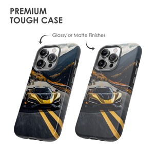 Puede incluir: Una funda para tel&eacute;fono con acabado brillante o mate que presenta un coche deportivo amarillo conduciendo por un camino sinuoso con monta&ntilde;as en el fondo.