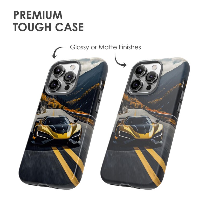 Puede incluir: Una funda para tel&eacute;fono con acabado brillante o mate que presenta un coche deportivo amarillo conduciendo por un camino sinuoso con monta&ntilde;as en el fondo.