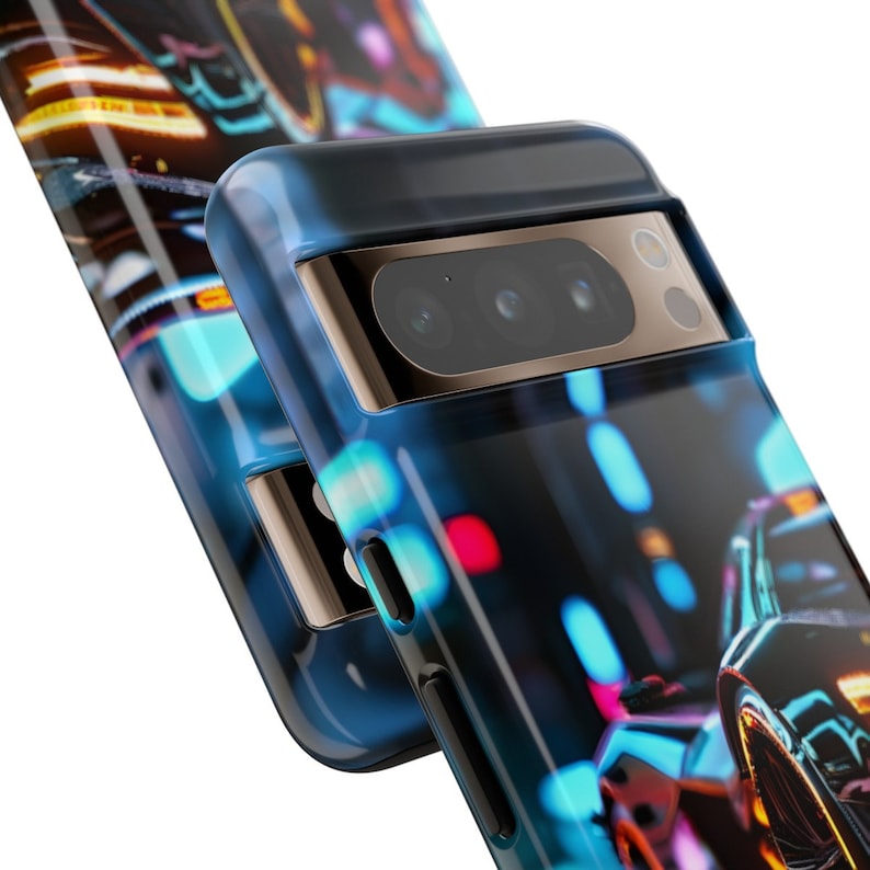 Puede incluir: Una funda de tel&eacute;fono negra con un dise&ntilde;o abstracto azul y blanco. La funda tiene un recorte para el objetivo de la c&aacute;mara y un borde elevado alrededor de los bordes.