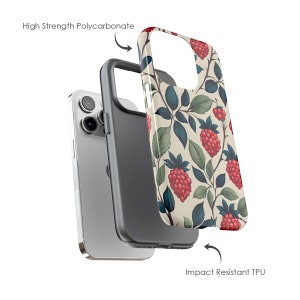 K&ouml;nnte beinhalten: Eine Handyh&uuml;lle mit einem botanischen Design mit roten Himbeeren und gr&uuml;nen Bl&auml;ttern auf cremefarbenem Hintergrund. Die H&uuml;lle besteht aus hochfestem Polycarbonat und sto&szlig;festem TPU. Der Text "High Strength Polycarbonate" und "Impact Resistant TPU" ist sichtbar.