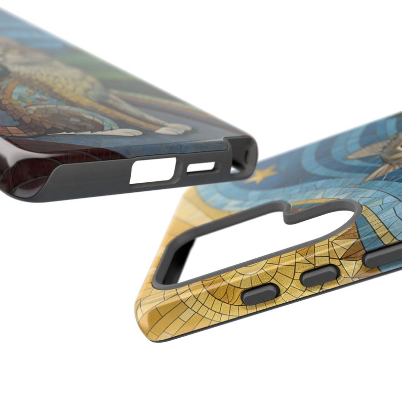 K&ouml;nnte beinhalten: Zwei Handyh&uuml;llen mit einem Mosaik-Design. Eine H&uuml;lle zeigt eine wolfs- oder hundeartige Figur in Braun-, Blau- und Gr&uuml;nt&ouml;nen. Die andere hat ein Himmelsdesign mit einem Stern und einer vogelartigen Figur in Blau und Gold.