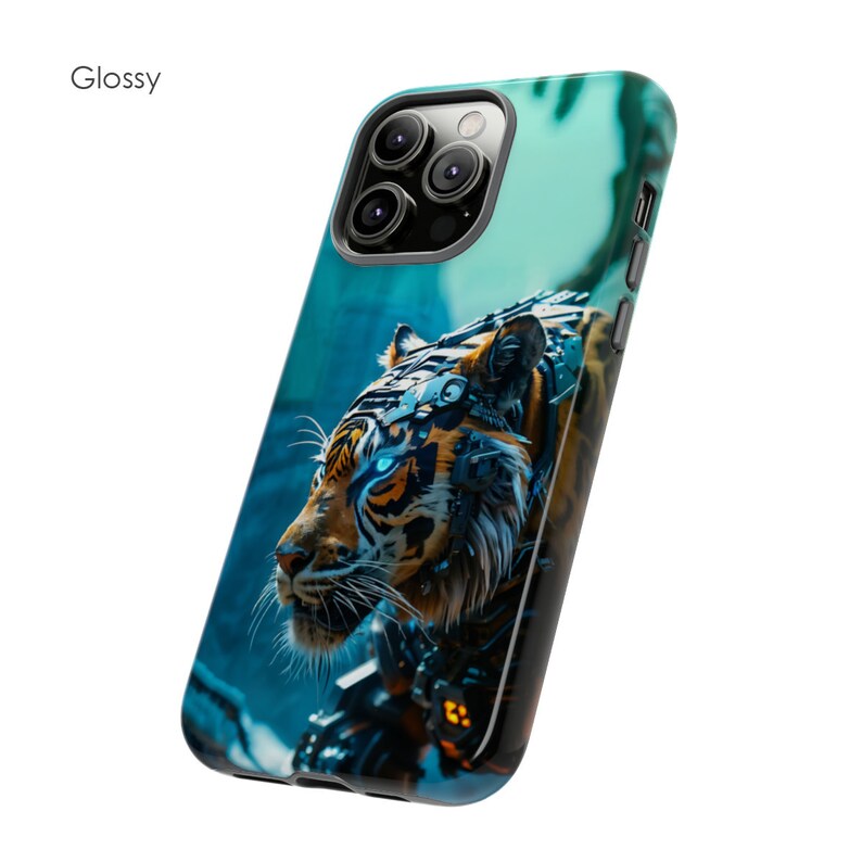 Puede incluir: Una funda de tel&eacute;fono brillante con un fondo azul y verde que presenta un tigre rob&oacute;tico con ojos azules brillantes.