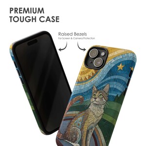K&ouml;nnte beinhalten: Eine Handyh&uuml;lle mit einem farbenfrohen Mosaikdesign mit einer Katze, einem Regenbogen und Himmelselementen. Die H&uuml;lle hat erh&ouml;hte Blenden zum Schutz von Bildschirm und Kamera. Der Text "PREMIUM TOUGH CASE" ist sichtbar.