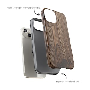 Op de afbeelding: Een tweedelige telefoonhoes met een houtnerfdesign. De buitenste laag is gemaakt van hoogwaardig polycarbonaat en de binnenste laag is gemaakt van schokbestendig TPU.