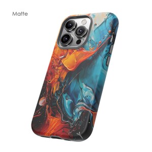 Puede incluir: Una funda para tel&eacute;fono con un dise&ntilde;o abstracto colorido que presenta remolinos de azul, naranja y rojo. La funda tiene un acabado mate.